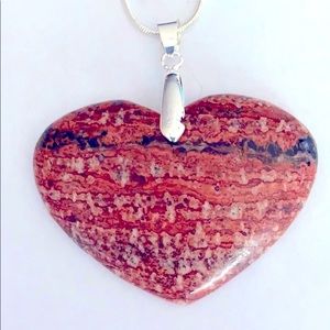 A heart pendant necklace